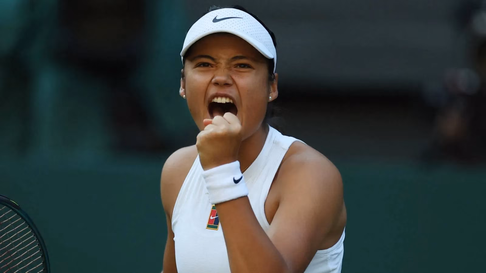 emma-raducanu-pushes-world-no-1-sabalenka-to-brink-in-wimbledon-thriller-as-hawk-eye-fury-erupts-image-0